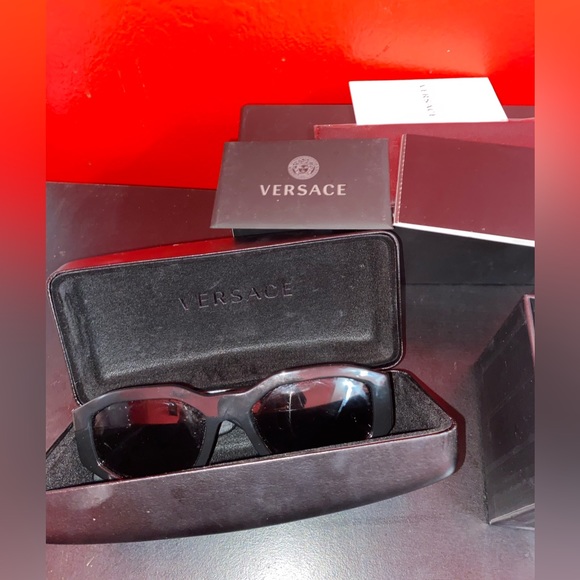 Medusa Biggie Sunglasses (Black) - Picture 2 of 7